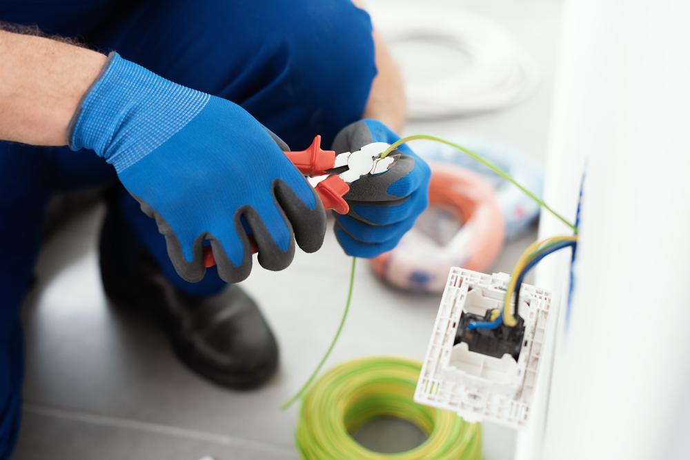 quipe d'électriciens professionnels